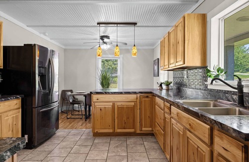 Waddy House | Bourbon Trail Getaway | Jacuzzi Tub & Scenic Views