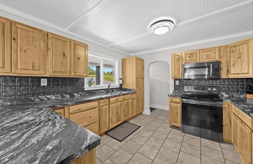 Waddy House | Bourbon Trail Getaway | Jacuzzi Tub & Scenic Views