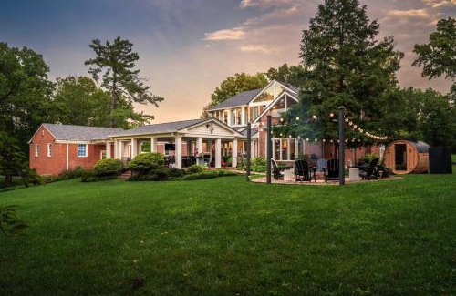 Frankfort House | Bourbon Trail - Golf Sim, Speakeasy, Sauna, Hot Tub