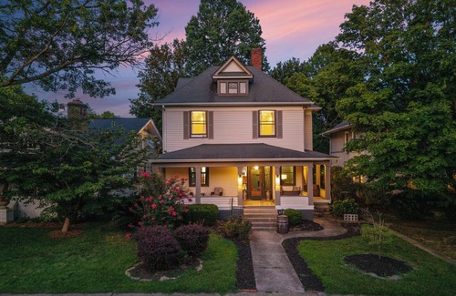 Shelbyville House | Bourbon Trail Retreat . Sleeps 10 + Hot Tub. In the Heart of the Bourbon Trail