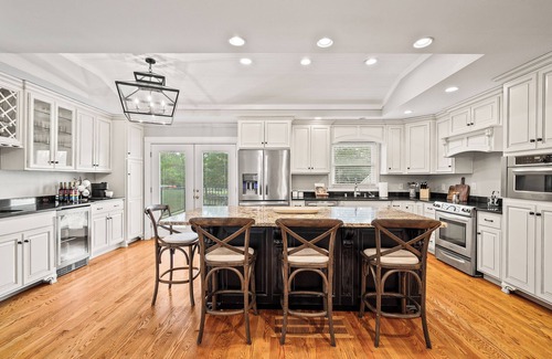 Jeffersontown House | Bourbon Trail Retreat 5 King Beds Sleeps 18 Gated Private Family-Friendly