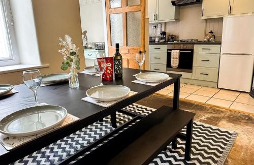 Castleton House | Bourne Cottage - Stylish 3-Bedroom Retreat, Sleeps for 7 Guests, Pet-Friendly & Family friendly, Xbox Series S & Games