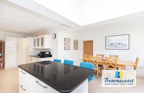 Southbourne House | Bournecoast: Family home with garden, patio, summer house and parking - HB10659