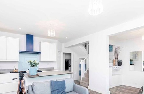 Southbourne Apartment | BOURNECOAST: Modern flat with BALCONY, INCREDIBLE SEA VIEWS and PARKING - FM8497