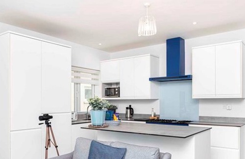 Southbourne Apartment | BOURNECOAST: Modern flat with BALCONY, INCREDIBLE SEA VIEWS and PARKING - FM8497