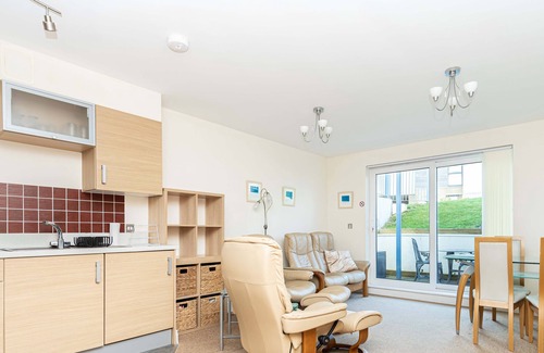 Southbourne Apartment | Bournecoast: Modern apartment close to sandy beaches with outdoor area - FM9627