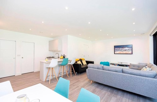 Boscombe House | Bournecoast: Modern townhouse near shops and beaches with parking - WIFI -HB8467