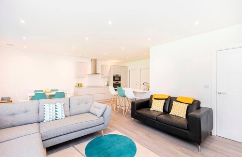 Boscombe House | Bournecoast: Modern townhouse near shops and beaches with parking - WIFI -HB8467