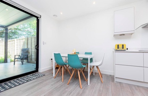 Boscombe House | Bournecoast: Modern townhouse near shops and beaches with parking - WIFI -HB8467