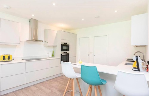 Boscombe House | Bournecoast: Modern townhouse near shops and beaches with parking - WIFI -HB8467