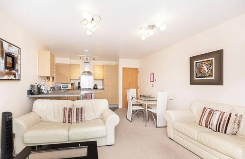 Southbourne Apartment | Bournecoast: Stylish flat - Two Balconies with Sea Glimpses - Parking - FM9625