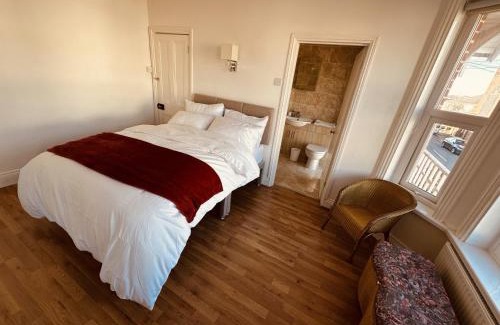 Boscombe Apartment | Bournemouth Sandy Beach 8-12 max, 4 double beds, bunk bed, 2 foam floor mattress, 2airbed