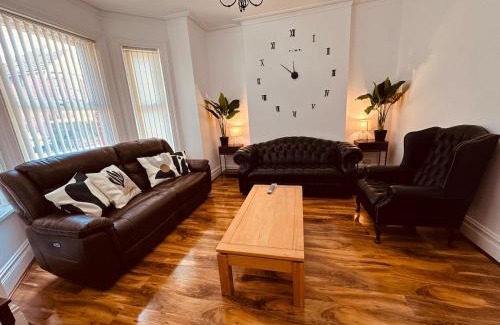 Boscombe Apartment | Bournemouth Sandy Beach 8-12 max, 4 double beds, bunk bed, 2 foam floor mattress, 2airbed