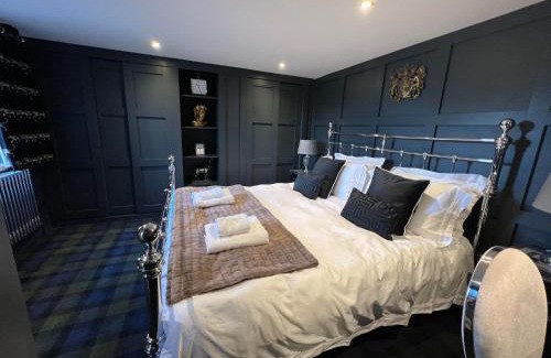 Runham House | Boutique Barn - Sleeps 4 Parking & Private Garden