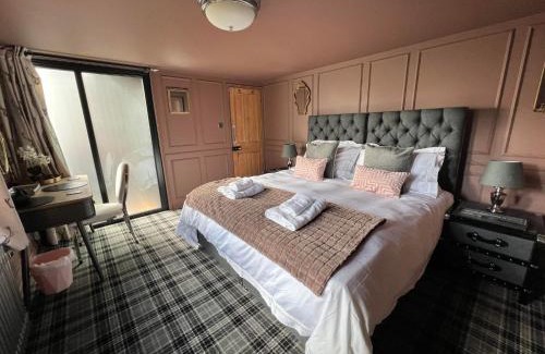Runham House | Boutique Barn - Sleeps 4 Parking & Private Garden