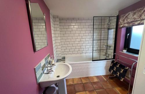 Runham House | Boutique Barn - Sleeps 4 Parking & Private Garden