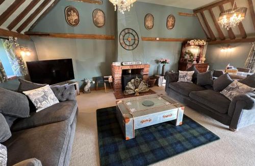 Runham House | Boutique Barn - Sleeps 4 Parking & Private Garden