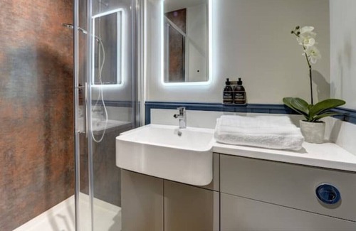Henley-in-Arden House | Boutique bedroom within guesthouse
