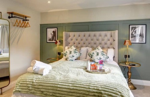 Henley-in-Arden House | Boutique bedroom within guesthouse