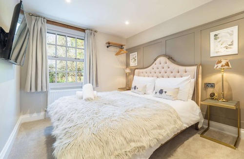 Henley-in-Arden House | Boutique bedroom within guesthouse