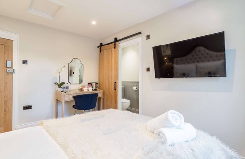 Henley-in-Arden House | Boutique bedroom within guesthouse
