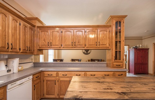 Lee's Summit House | Boutique Cottage on Gated Estate 3 bd 2 ba Getaway wifi cable ADA entry Hot Tub