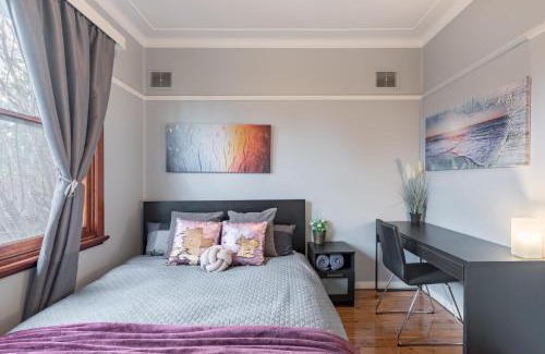 Carramar House | Boutique Double Room in Carramar - Close to Station & Shops - Shared Bathroom