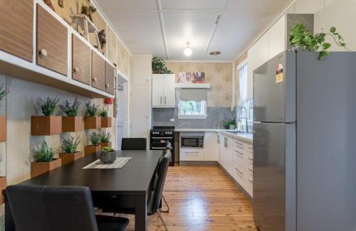 Carramar House | Boutique Double Room in Carramar - Close to Station & Shops - Shared Bathroom