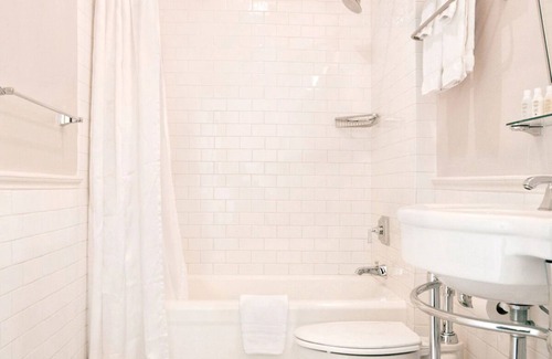 Goose Hollow Hotel | Boutique Downtown Hotel! Luxe Pet-friendly Suite, Near Providence Park!