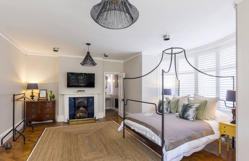 Emsworth House | Boutique En-suite Room in Prestigious Colonial Home