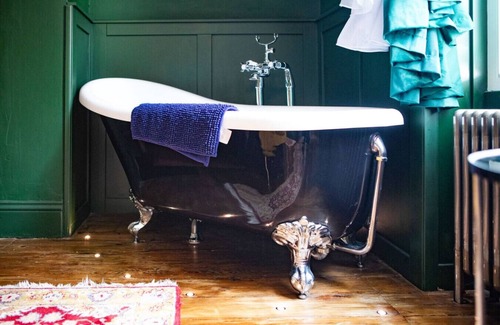 Whitby Hotel | Boutique ensuite hideaway with bath & wine bar access