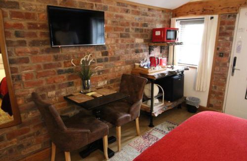 Wolverhampton House | Boutique Garden Lodge @ The Larches