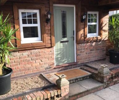 Wolverhampton House | Boutique Garden Lodge @ The Larches