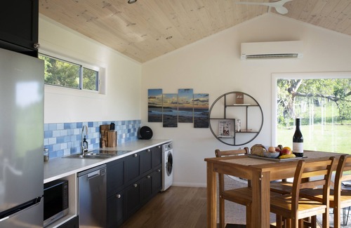 Willow Vale Cottage | Boutique getaway - Just 5 minutes from the beach with sweeping country views