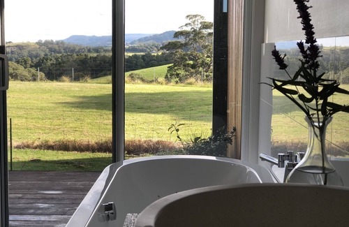 Willow Vale Cottage | Boutique getaway - Just 5 minutes from the beach with sweeping country views