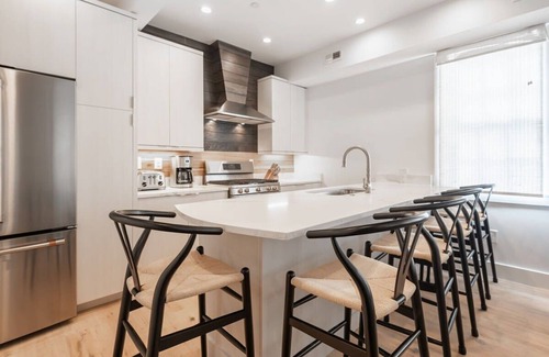 Westside Apartment | Boutique Home & Resort Pool 'Dewees'