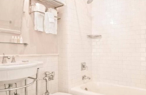 Goose Hollow Hotel | Boutique Hotel in Downtown Portland! 3 Pet-friendly Suites, Near to Parks!