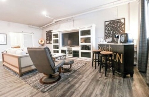 Seneca Bed & Breakfast | Boutique hotel in historic downtown Seneca. Room #2 Owners Suite. Q/K combo.