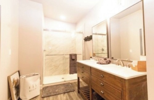 Seneca Bed & Breakfast | Boutique hotel in historic downtown Seneca. Room #2 Owners Suite. Q/K combo.