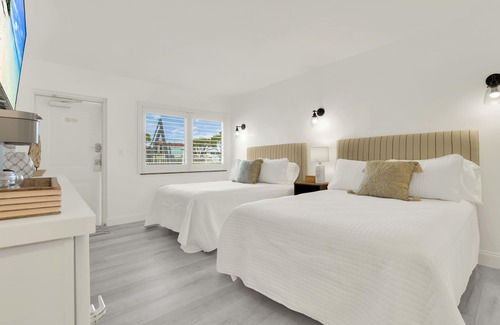Deerfield Beach Hotel | Boutique Hotel 2 Double Beds 1 block to the beach!