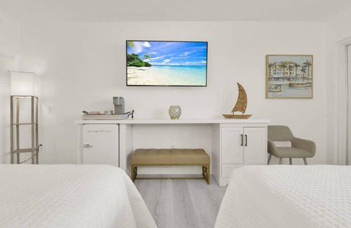 Deerfield Beach Hotel | Boutique Hotel 2 Double Beds 1 block to the beach!