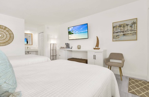 Deerfield Beach Hotel | Boutique Hotel 2 Double Beds 1 block to the beach!