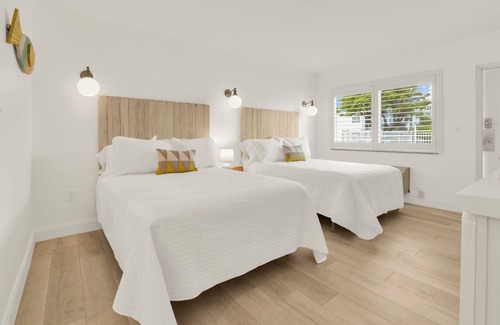 Deerfield Beach Hotel | Boutique Hotel 2 Double Beds 1 block to the beach!