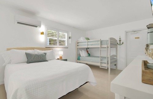 Deerfield Beach Hotel | Boutique Hotel Queen room w/Bunk bed. POOL, LOCATION! Walk to BEACH/Restaurants