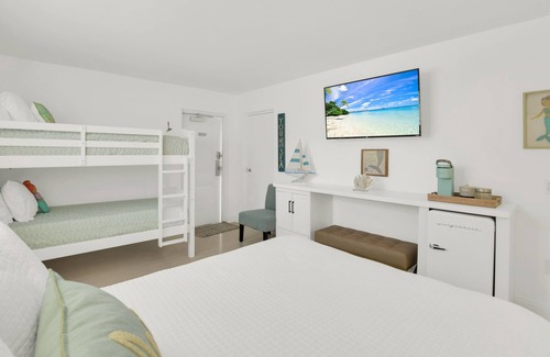 Deerfield Beach Hotel | Boutique Hotel Queen room w/Bunk bed. POOL, LOCATION! Walk to BEACH/Restaurants