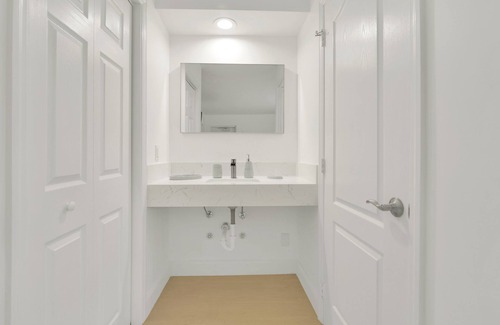 Deerfield Beach Hotel | Boutique Hotel Queen room w/Bunk bed. POOL, LOCATION! Walk to BEACH/Restaurants