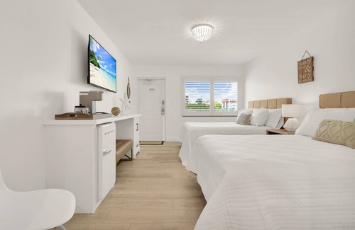 Deerfield Beach Hotel | Boutique Hotel 2 Double Beds 1 block to the beach!