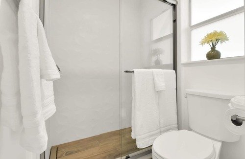 Deerfield Beach Hotel | Boutique Hotel 2 Double Beds 1 block to the beach!