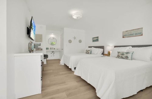 Deerfield Beach Hotel | Boutique Hotel 2 Double Beds 1 block to the beach!