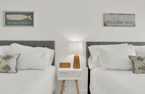 Deerfield Beach Hotel | Boutique Hotel 2 Double Beds 1 block to the beach!
